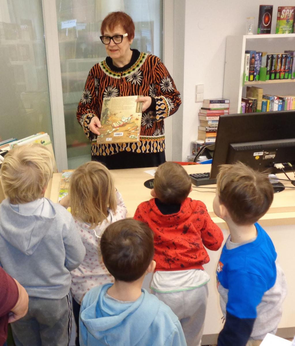 Schulanfänger in der Bücherei