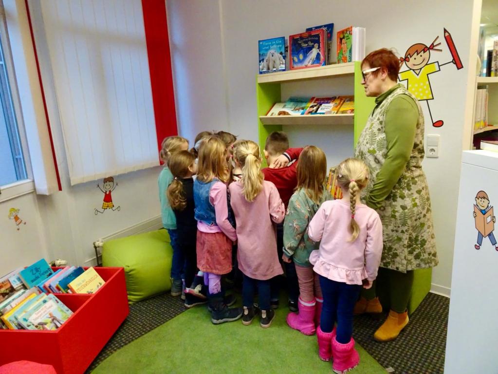 Schulanfänger in der Bücherei