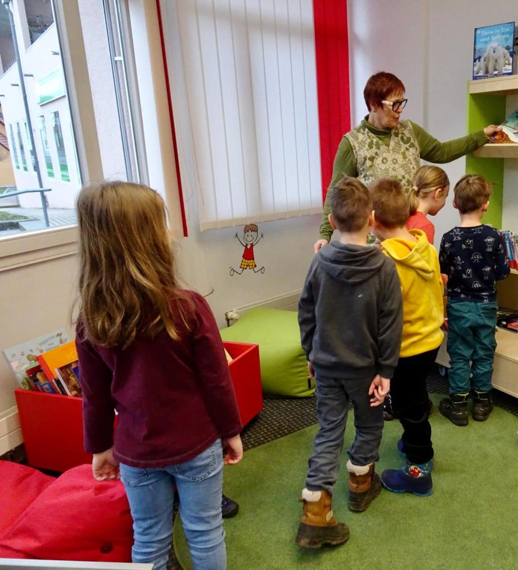 Schulanfänger in der Bücherei