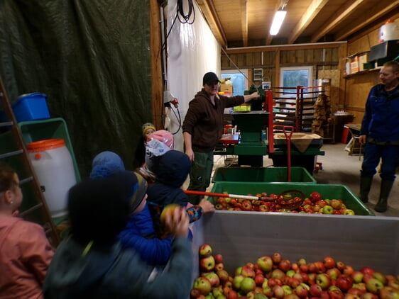 Besuch beim Apfelpressen